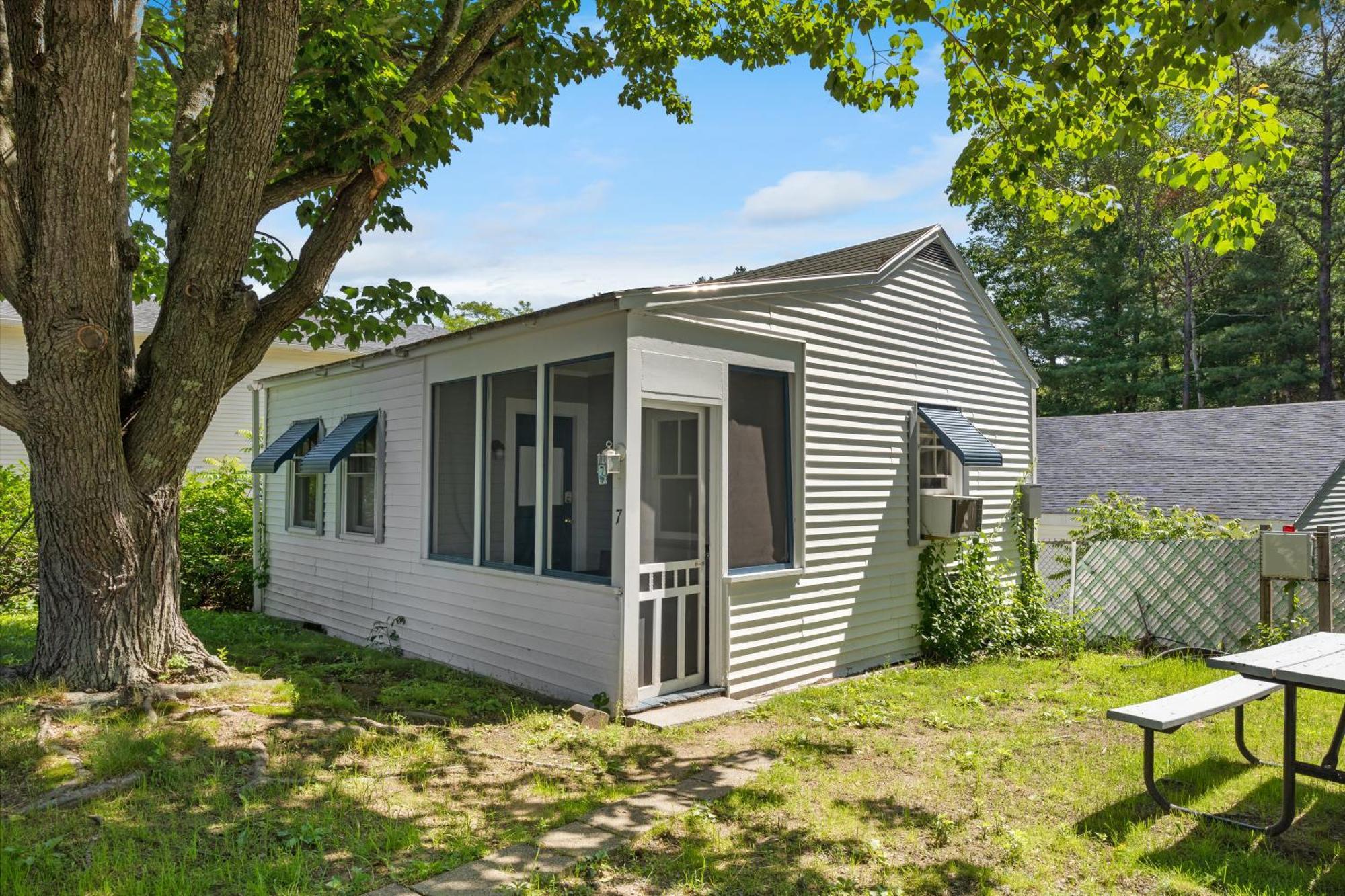 The Beaches Guestrooms And Cottages Wells Exterior photo